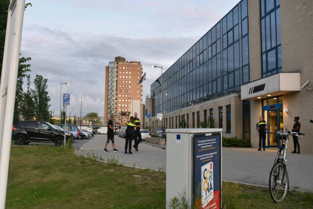 Vrouw loopt politiebureau binnen en zorgt voor veel commotie