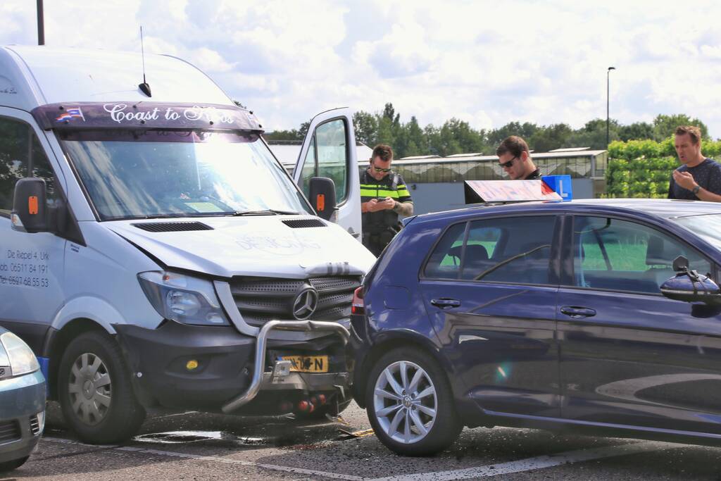 Bestelbus ramt lesauto bij stoplicht