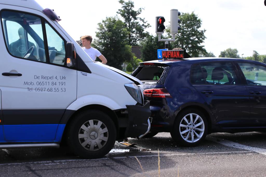 Bestelbus ramt lesauto bij stoplicht