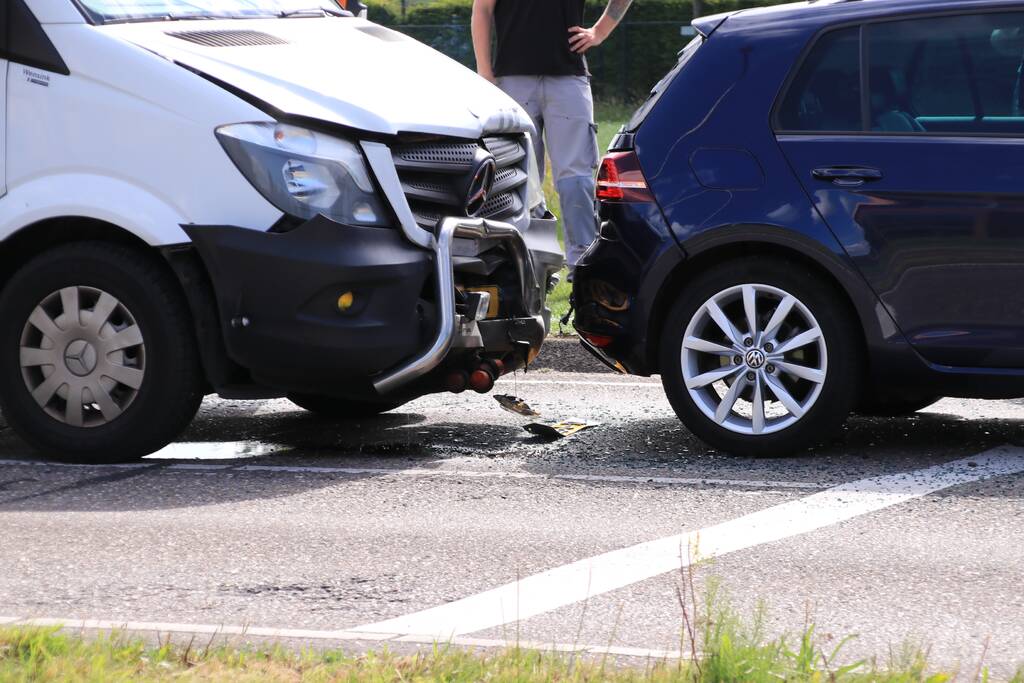Bestelbus ramt lesauto bij stoplicht