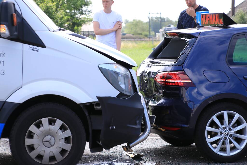 Bestelbus ramt lesauto bij stoplicht