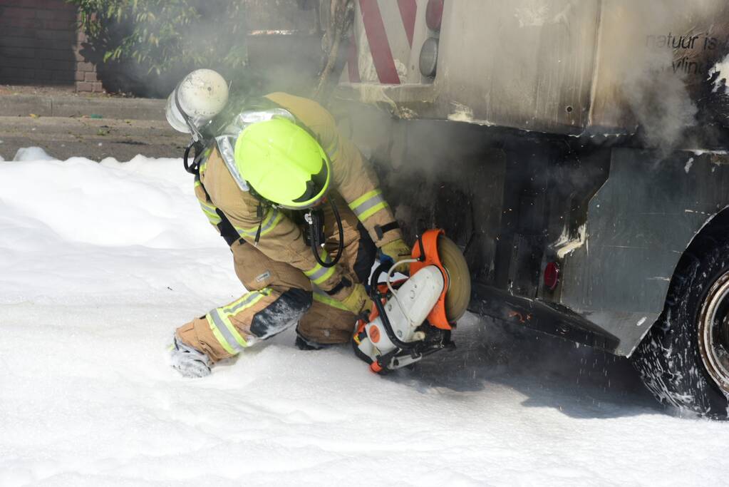 Brandende veegmachine lastig te bestrijden
