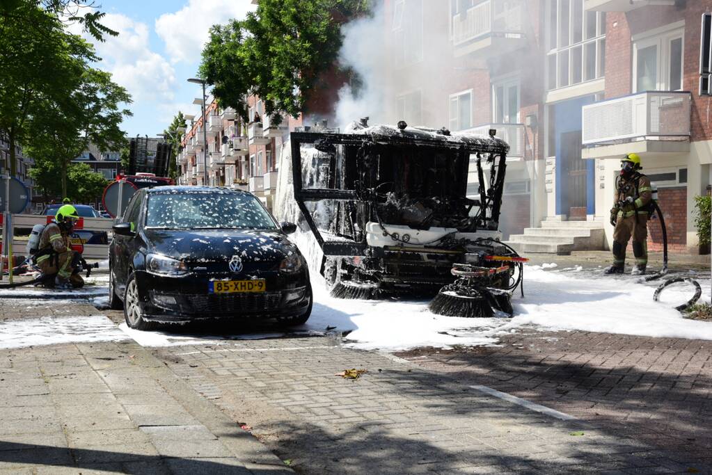 Brandende veegmachine lastig te bestrijden