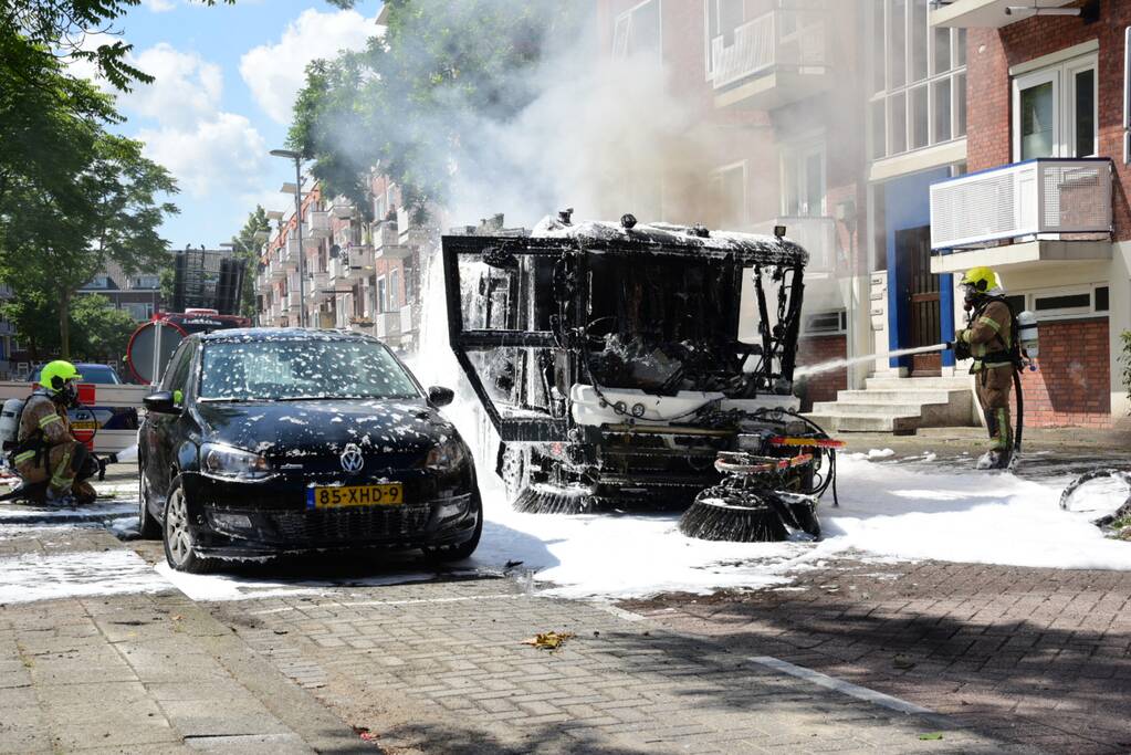 Brandende veegmachine lastig te bestrijden