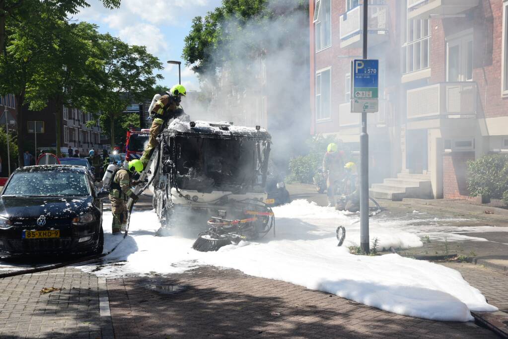 Brandende veegmachine lastig te bestrijden