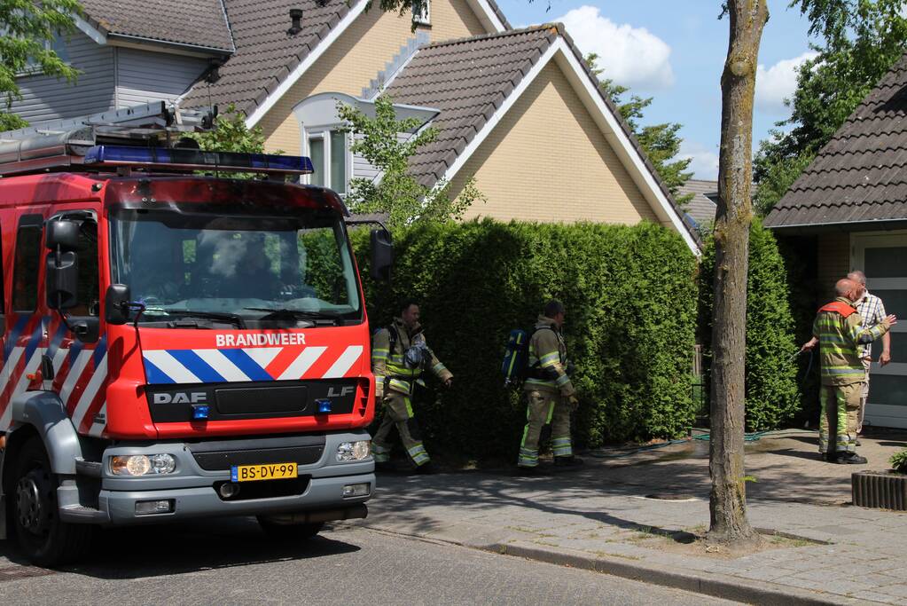 Bewoner voorkomt brand in coniferenhaag