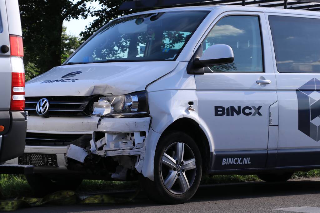 Aanrijding tussen auto en bus