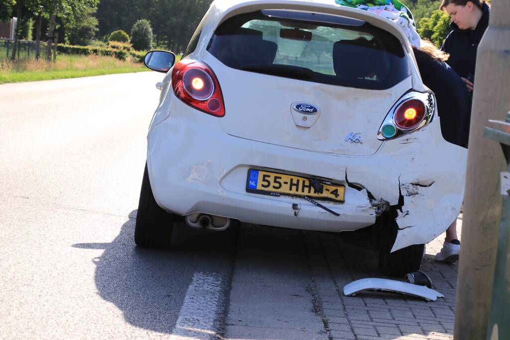 Aanrijding tussen auto en bus