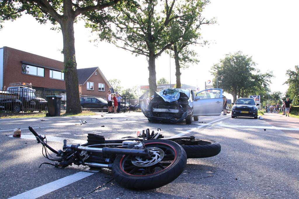 Brommerrijder gewond na aanrijding met auto