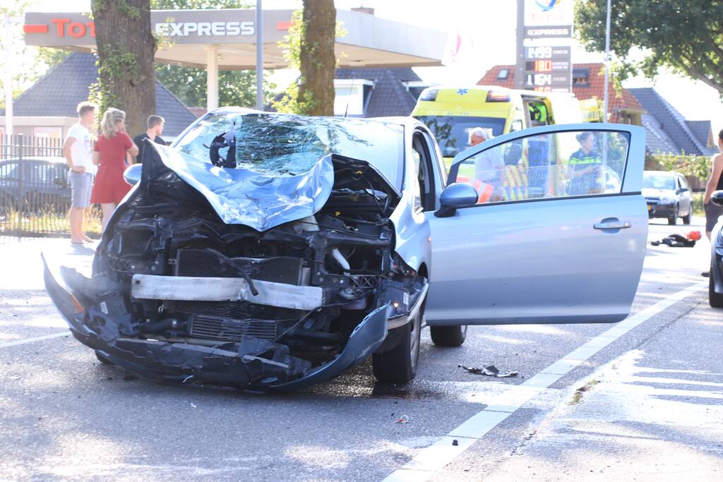 Brommerrijder gewond na aanrijding met auto