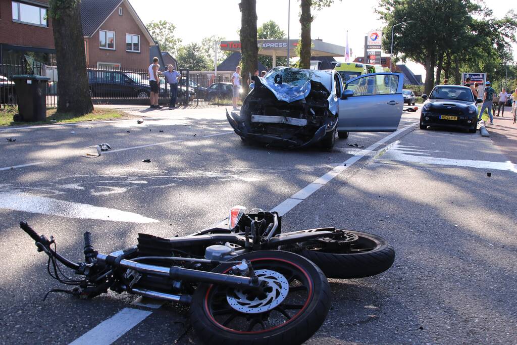 Brommerrijder gewond na aanrijding met auto