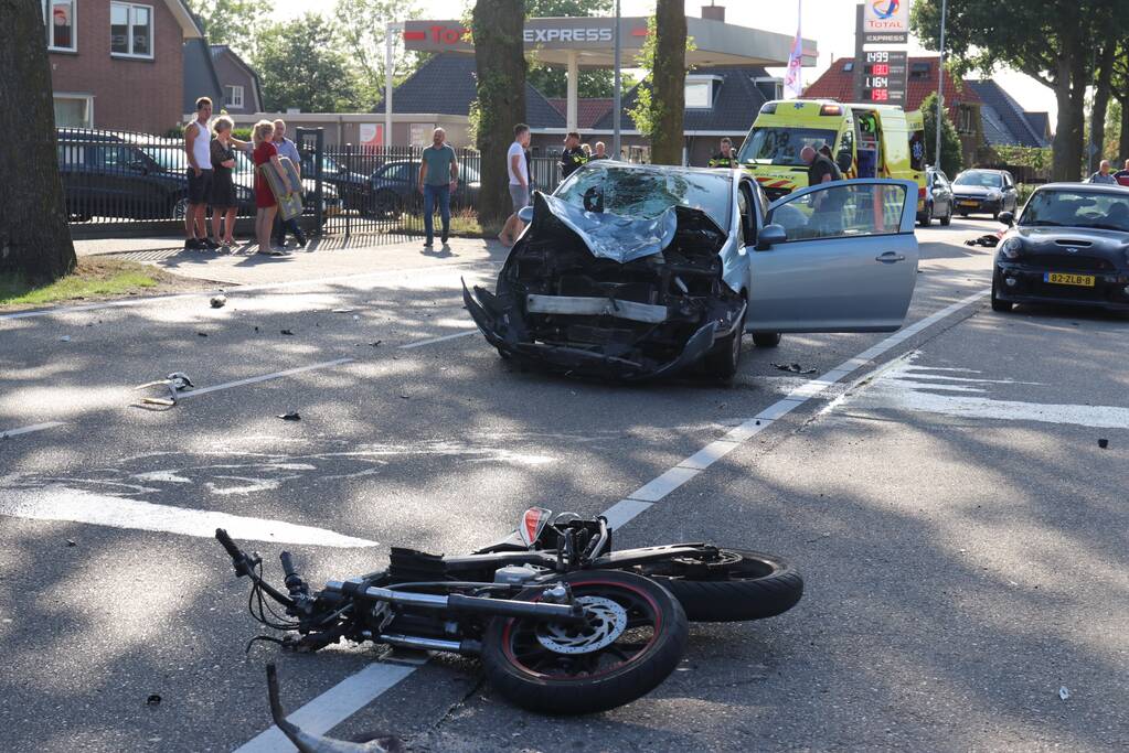 Brommerrijder gewond na aanrijding met auto