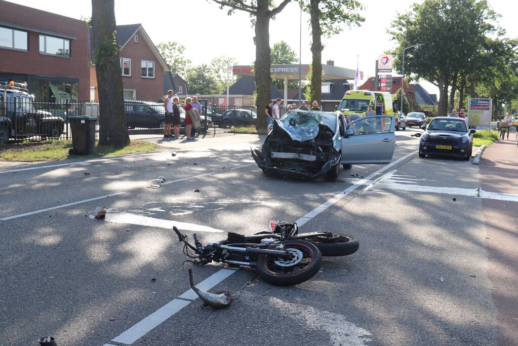 Brommerrijder gewond na aanrijding met auto