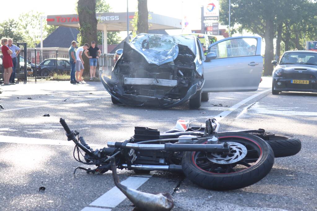 Brommerrijder gewond na aanrijding met auto