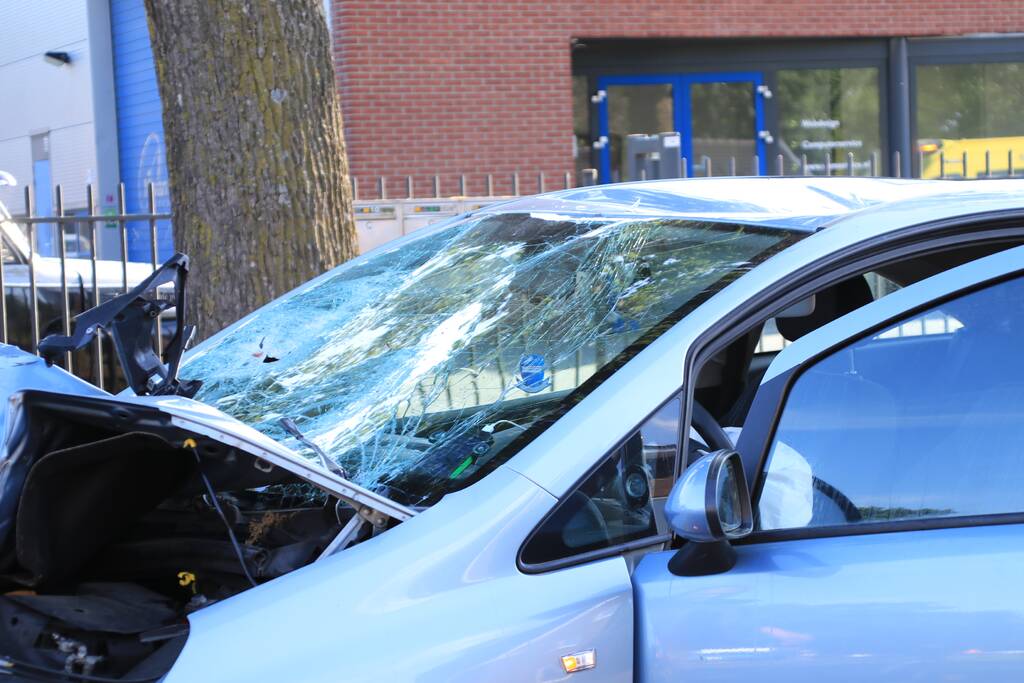Brommerrijder gewond na aanrijding met auto
