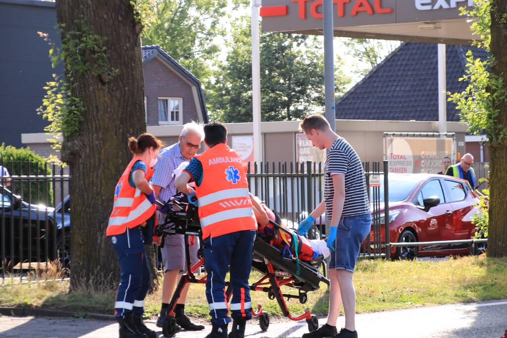 Brommerrijder gewond na aanrijding met auto