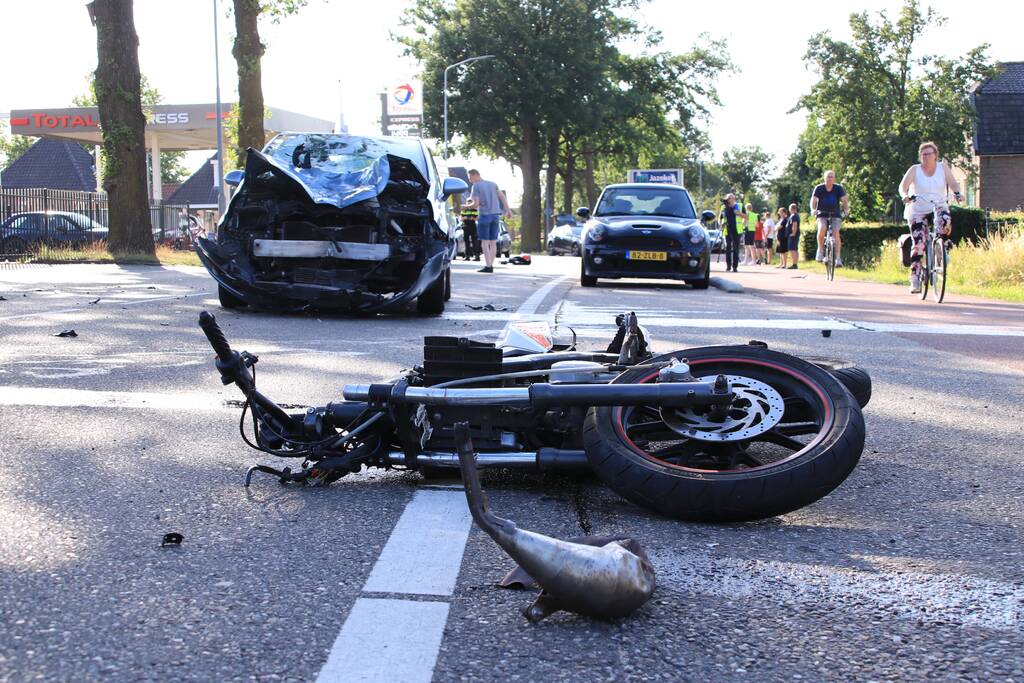 Brommerrijder gewond na aanrijding met auto