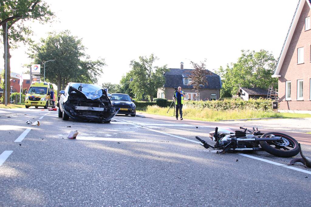 Brommerrijder gewond na aanrijding met auto