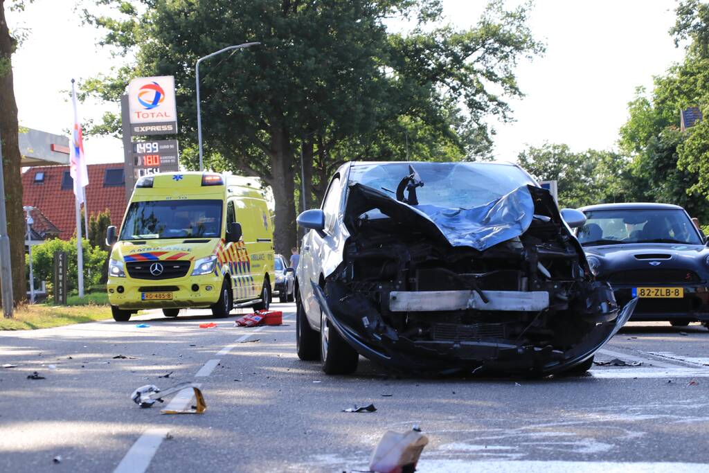 Brommerrijder gewond na aanrijding met auto
