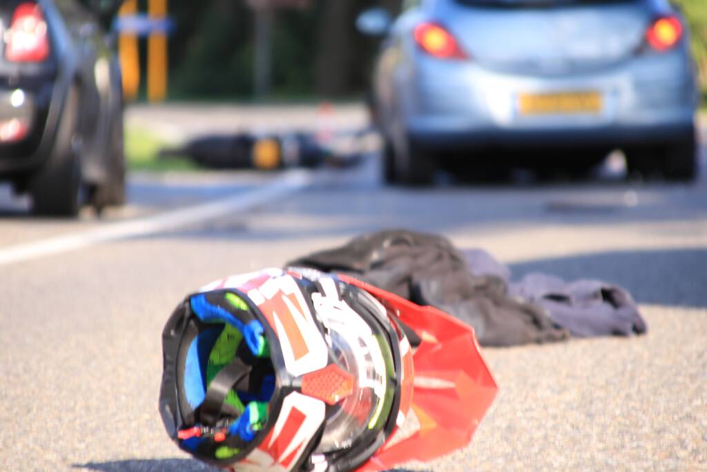 Brommerrijder gewond na aanrijding met auto