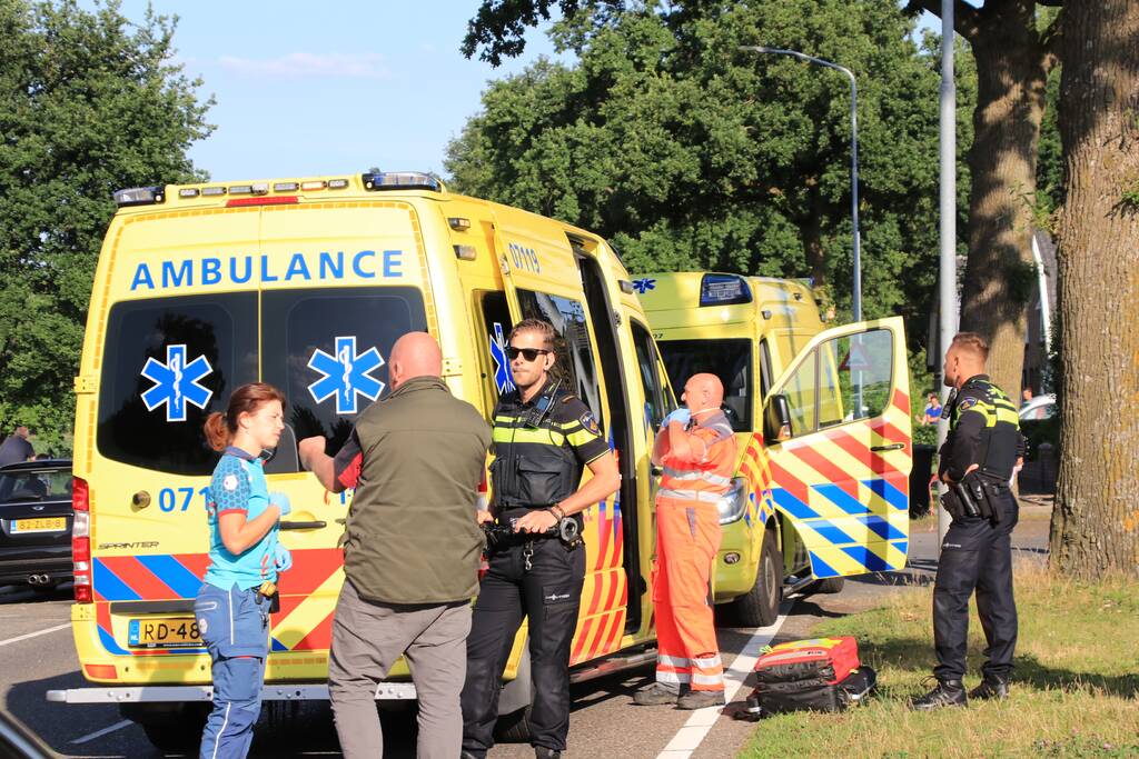 Brommerrijder gewond na aanrijding met auto