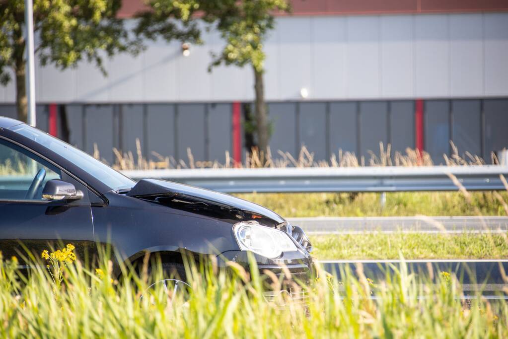 Auto achterstevoren op A1 na botsing