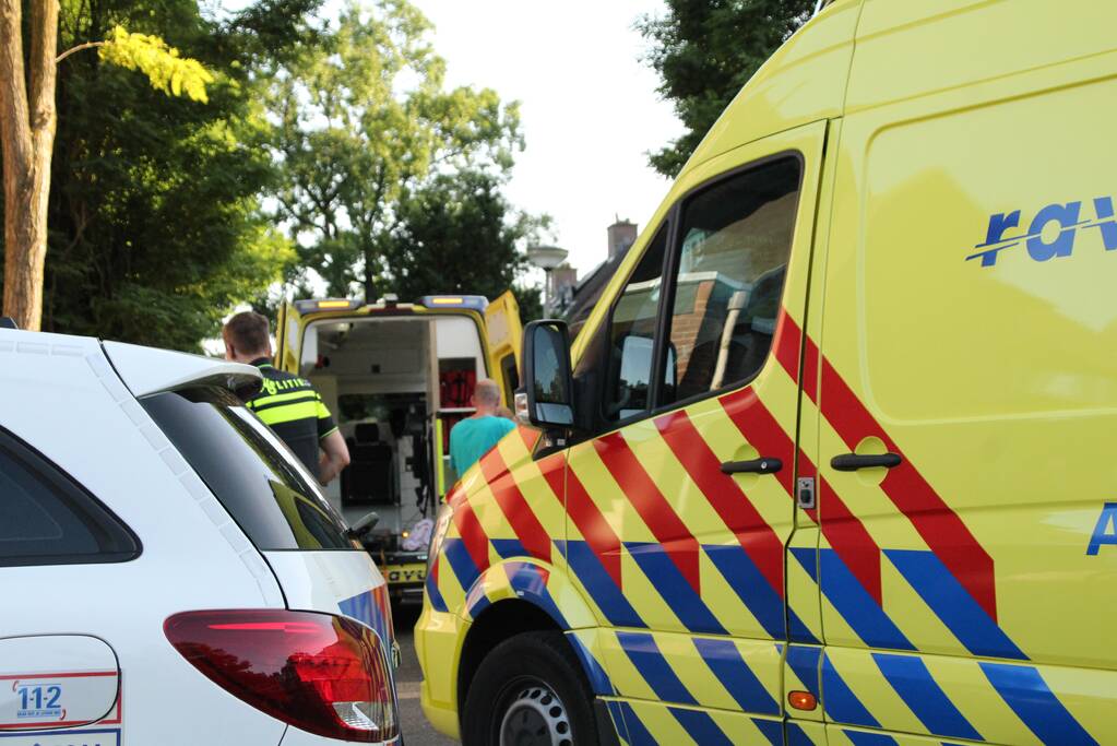 Jonge dame knalt op verkeerd geparkeerde bestelbus