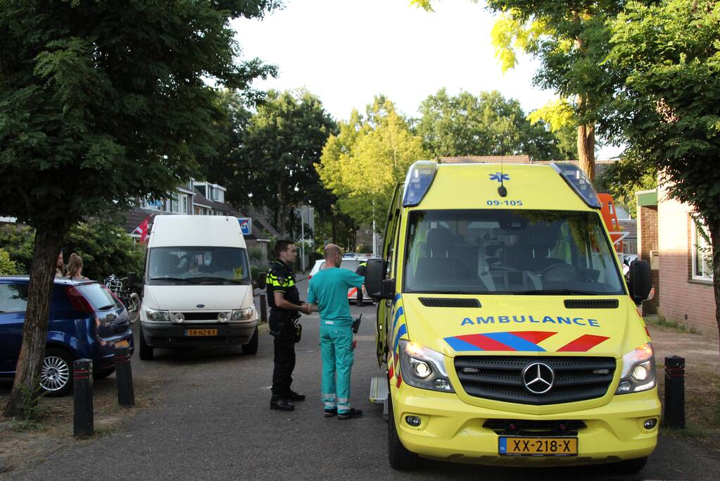 Jonge dame knalt op verkeerd geparkeerde bestelbus