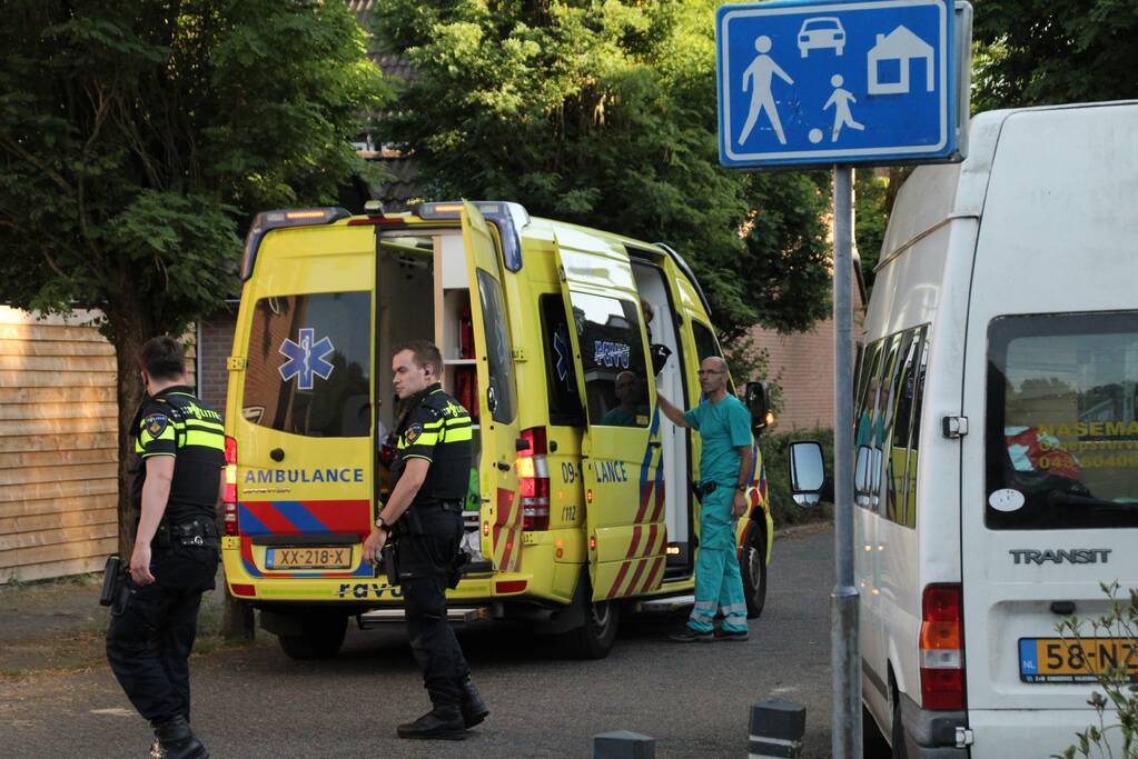 Jonge dame knalt op verkeerd geparkeerde bestelbus