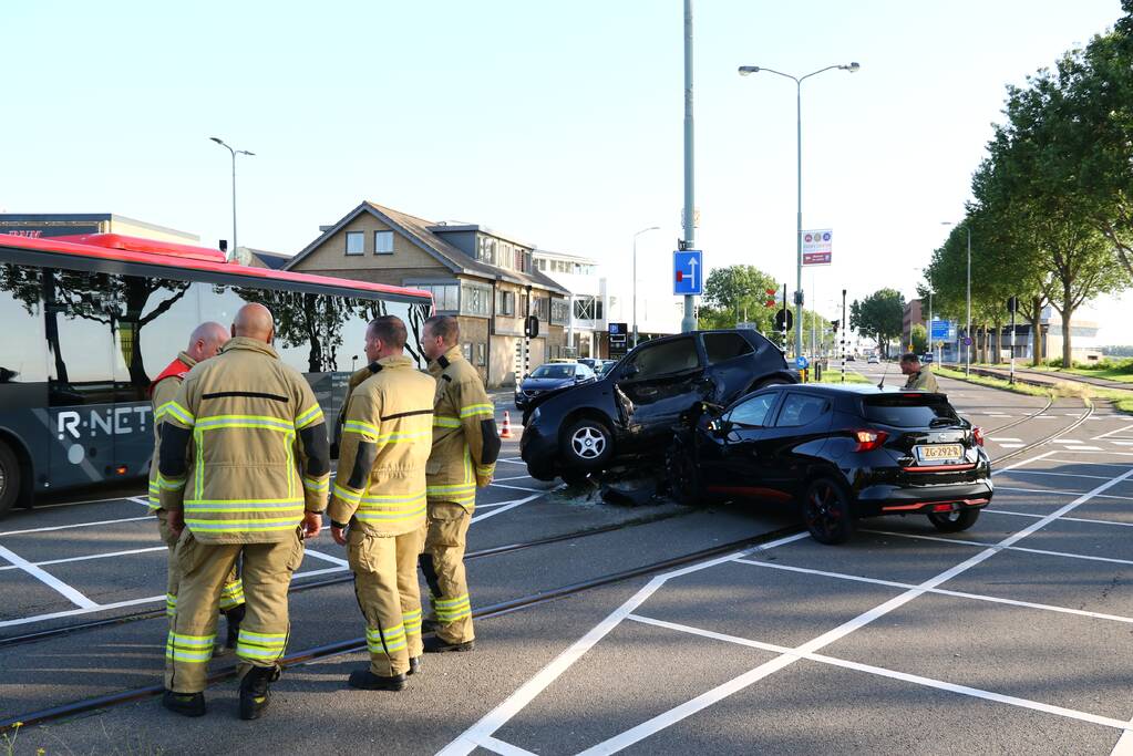 Auto schuift onder andere auto bij aanrijding