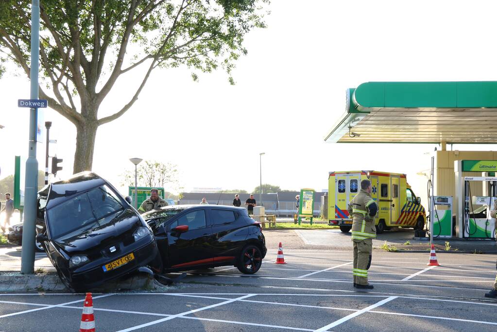Auto schuift onder andere auto bij aanrijding