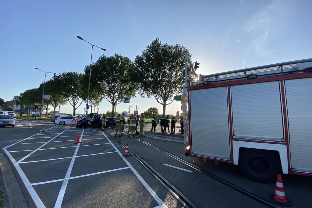 Auto schuift onder andere auto bij aanrijding