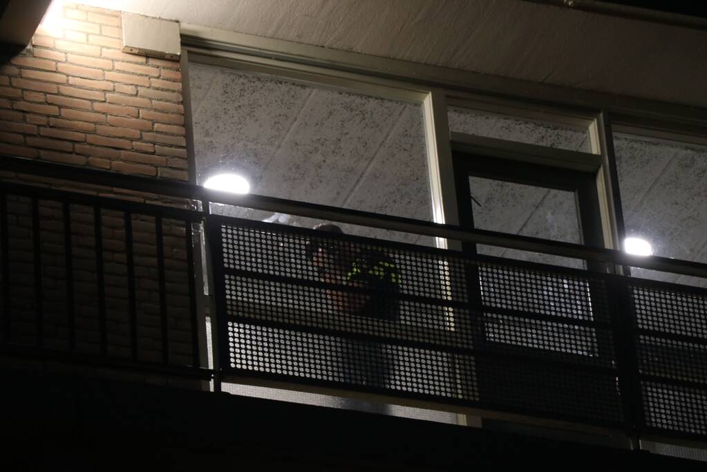 Man gooit deel van inboedel naar beneden