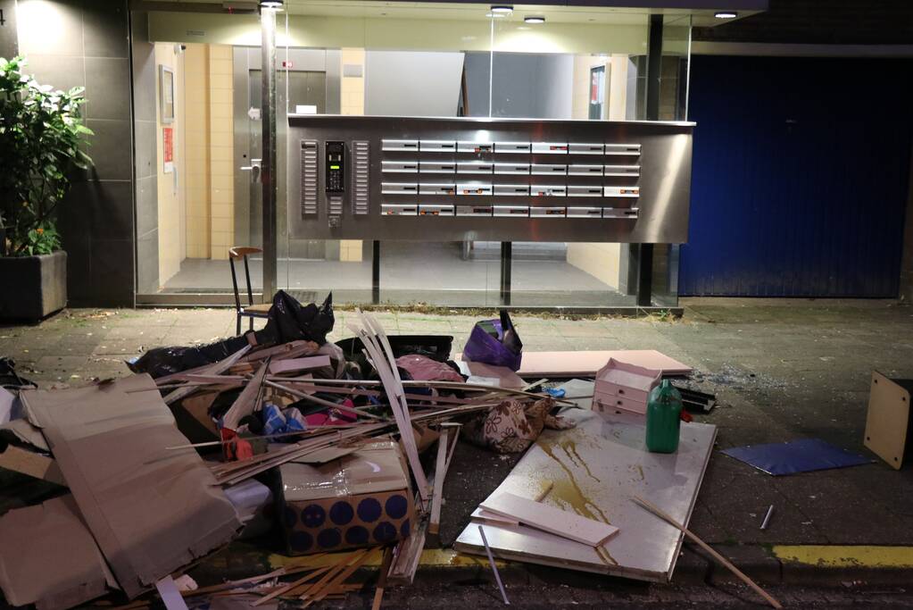 Man gooit deel van inboedel naar beneden