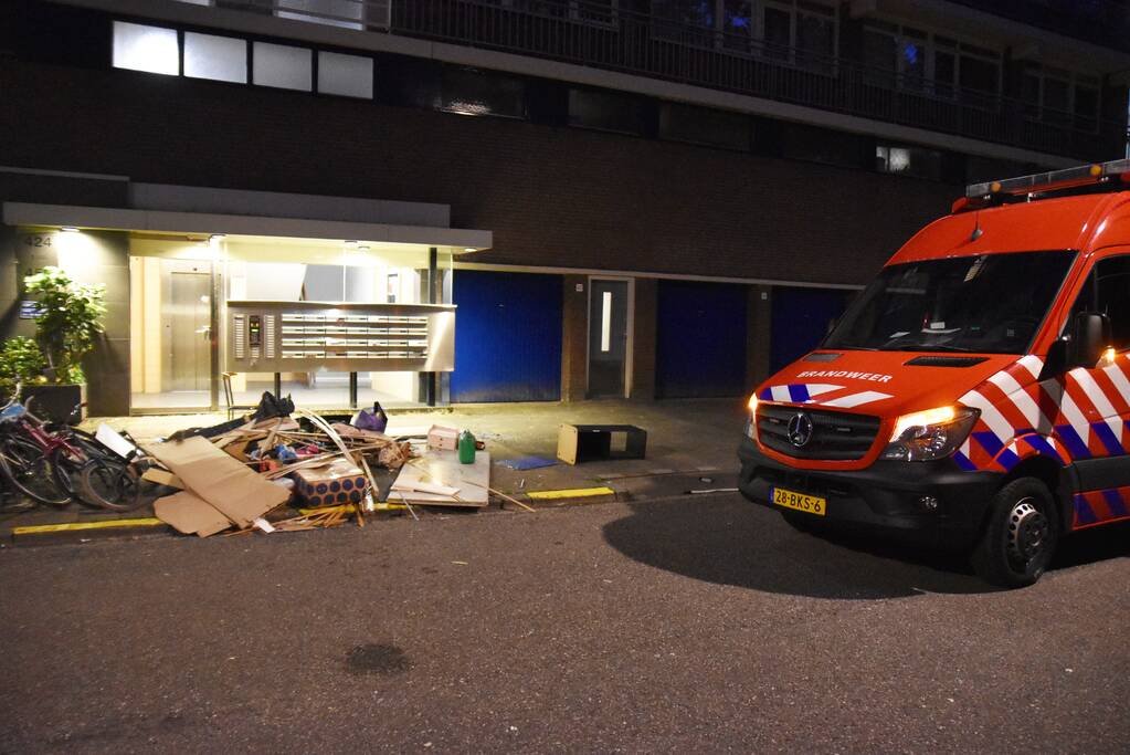 Man gooit deel van inboedel naar beneden