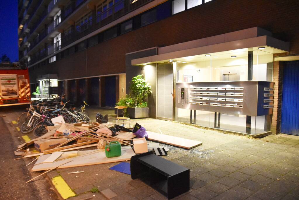 Man gooit deel van inboedel naar beneden