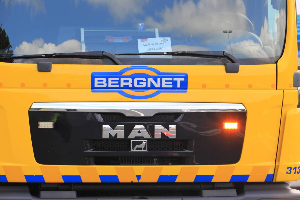 Vrachtwagen in brand op snelweg