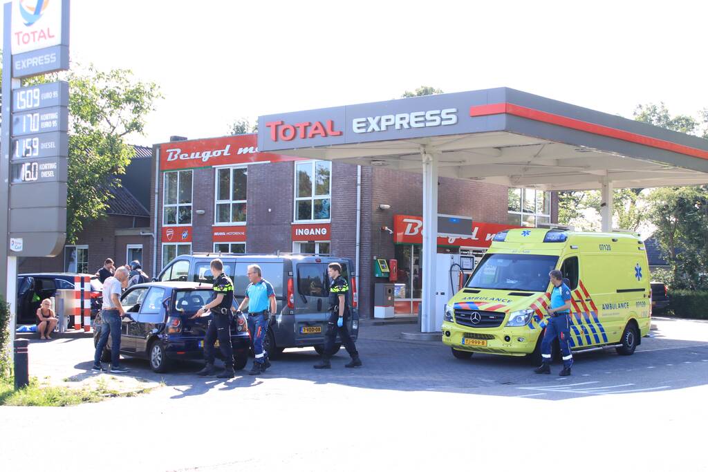 Personenwagen botst achterop bestelbus