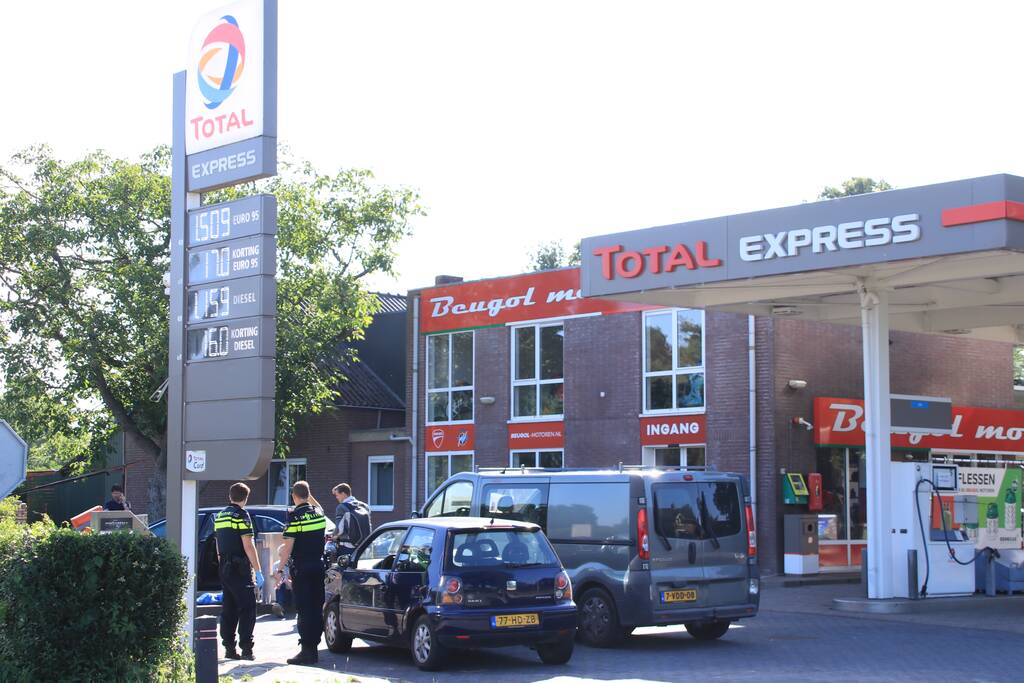 Personenwagen botst achterop bestelbus