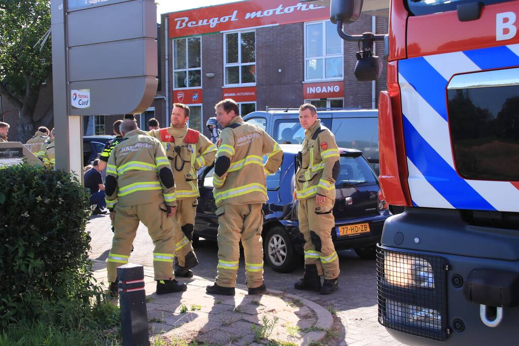 Personenwagen botst achterop bestelbus