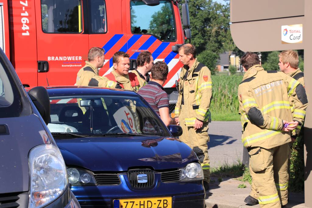 Personenwagen botst achterop bestelbus