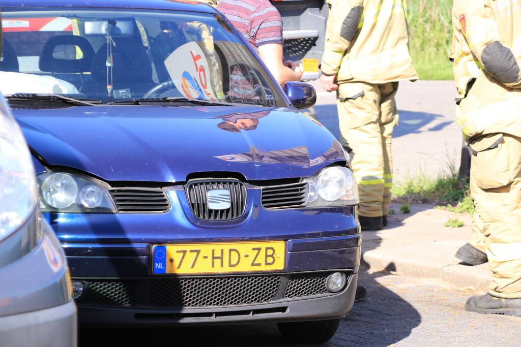 Personenwagen botst achterop bestelbus
