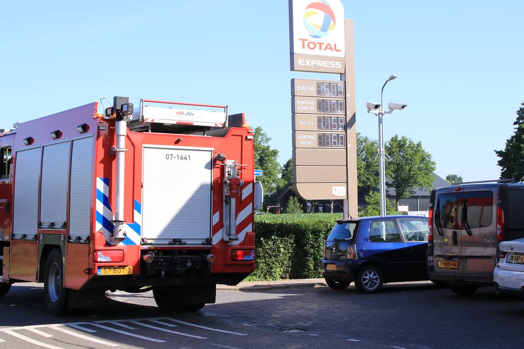 Personenwagen botst achterop bestelbus