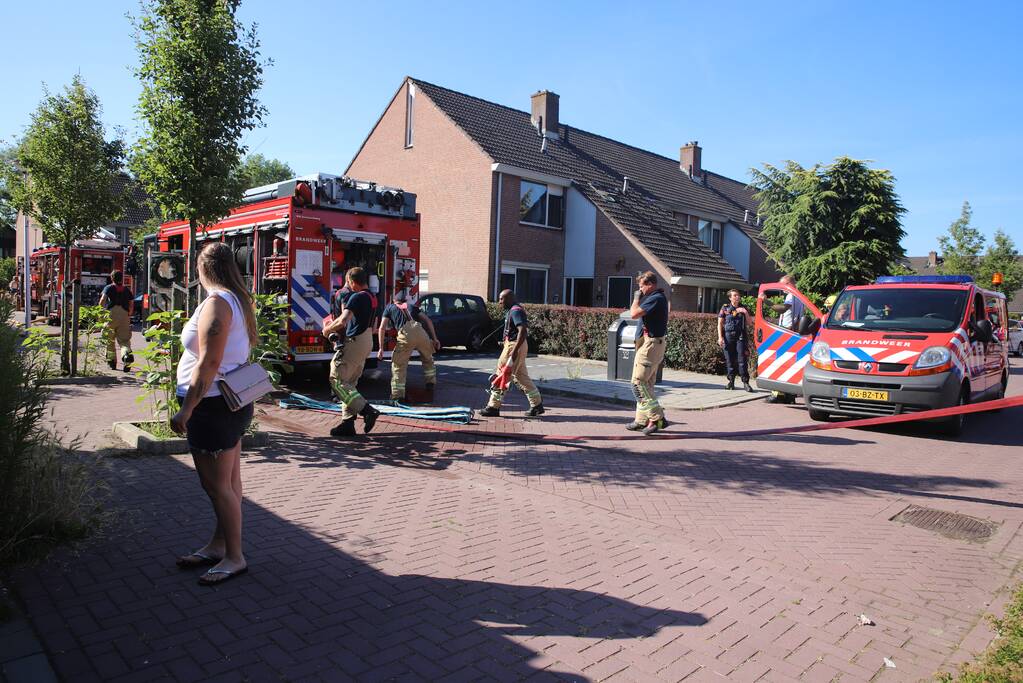 Brandweer druk met grote woningbrand