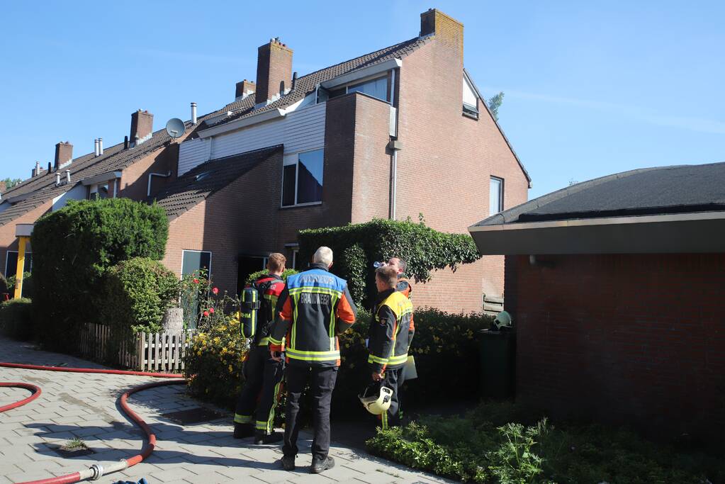 Brandweer druk met grote woningbrand