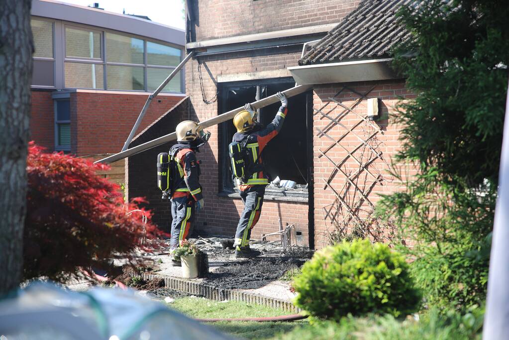Brandweer druk met grote woningbrand
