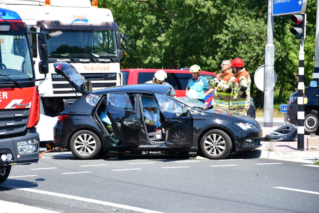 Meerdere voertuigen botsen op kruising