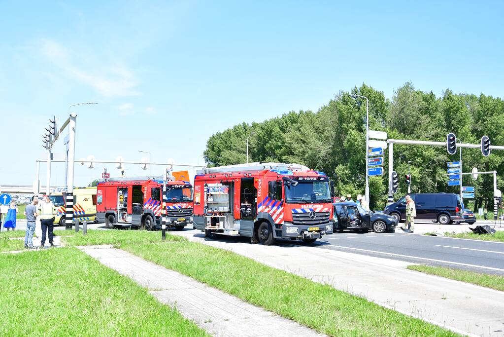 Meerdere voertuigen botsen op kruising
