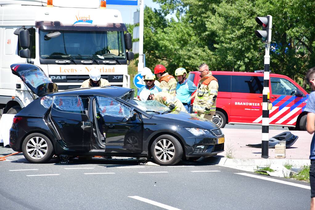 Meerdere voertuigen botsen op kruising