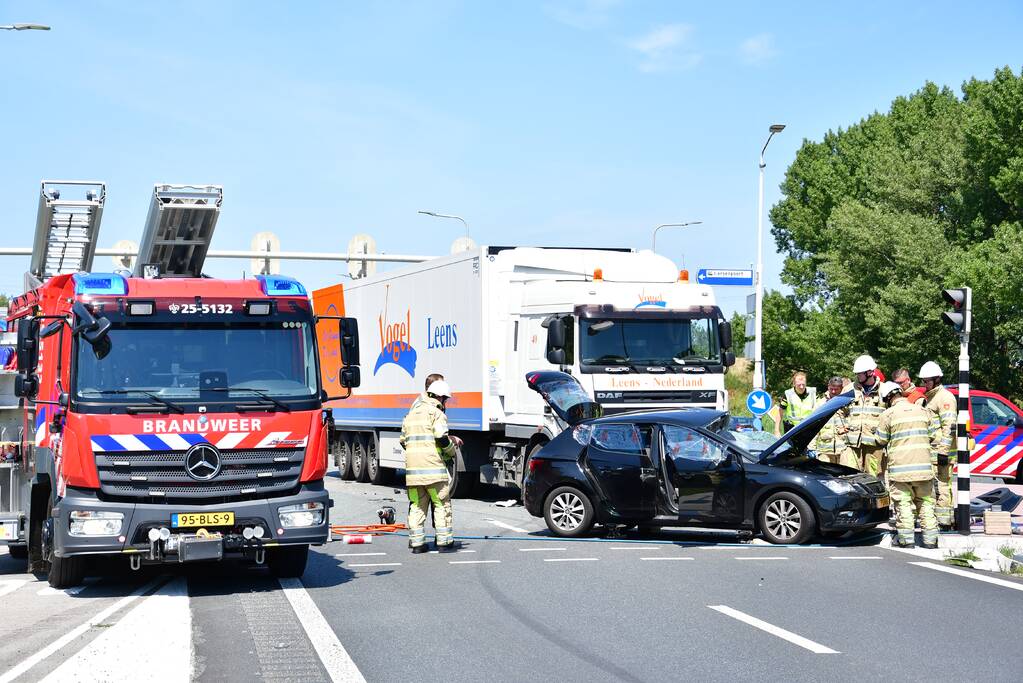 Meerdere voertuigen botsen op kruising